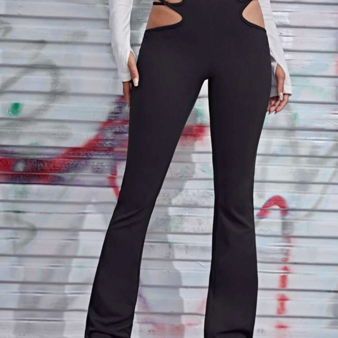 Svarta byxor med öppning vid höfterna