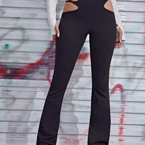 Svarta byxor med öppning vid höfterna - Svarta fina byxor som formar höfterna! Storlek M. Bud börjar på 30 kr ✨ avslutas 27/3