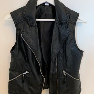Skinnväst - Svart skinnväst as ball , köparen står för frakt ❤️