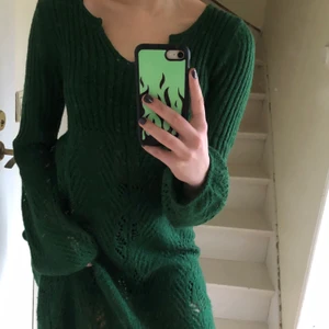 mörkgrön stickad klänning - vintage - DÖR för denna klänningen som jag thriftad! tyvärr kommer den inte till användning:/ Storlek M men passar mig med storlek S! 💕🌟💞