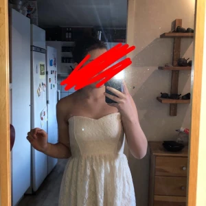 Vit klänning  - Storlek M. Köpt på Bikbok