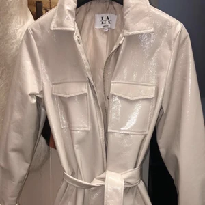 Aldrig använd Nakd Linn Ahlborgs kollektion kappa - Otroligt snygg och fräck kappa från Linn Ahlborgs samarbete med NAKD, tyvär aldrig haft tillfälle att använda den! Köpt för 1000, tror inte den finns kvar det var en Limited edition. 