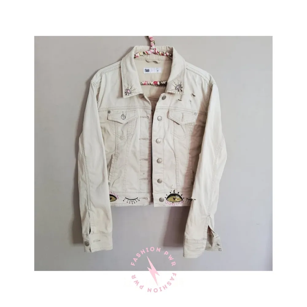 This is an upcycled item. Size 40 ♡ This item was previously hand washed with a non-allergenic detergent and it is ready to be part of your closet. All products are packed in s beautiful eco-friendly package.. Takit.