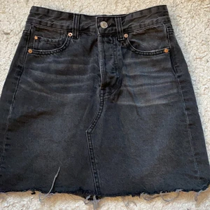 Jeanskjol - Snygg gråtvättad jeanskjol i storlek 34, säljer pga att den blivit lite tajt för mig💕