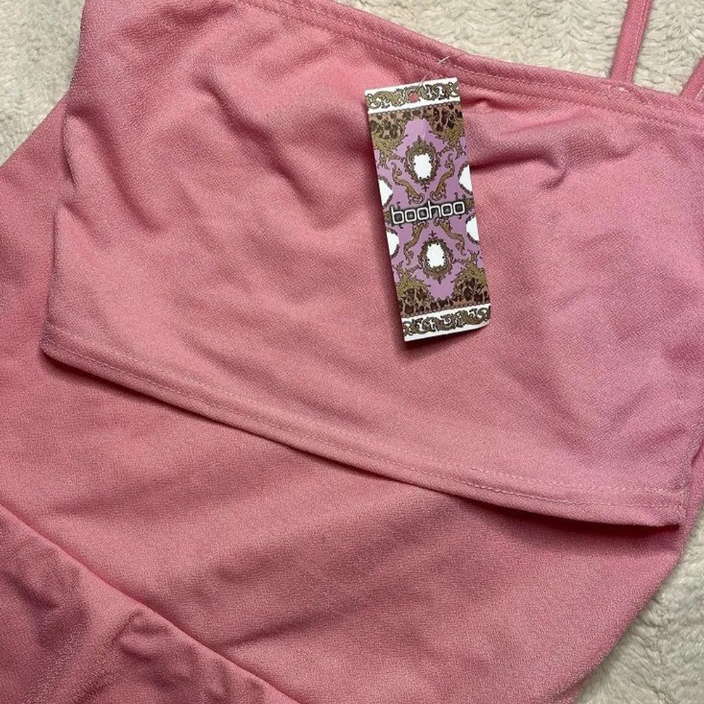 Ett rosa set! 💗   •Rosa set (topp + kjol) •Storlek S •Endast testad •Lapp kvar  •Köpt från en på instagram •Säljer för det va för litet för mig •200kr + frakt. Super fint set verkligen!😍. Kjolar.