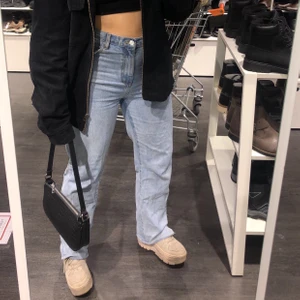 Jeans - Säljer ett par jeans från pretty little thing i stl 40, säljer pga att dom är för stora tyvärr. Otroligt fina och är som nya. Från pretty little thing