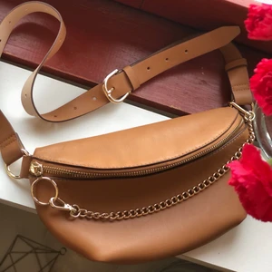 beige/ brun väska  - beige / brun väska med guldkedjor, går att justera bandet efter önskan! sparsamt använd! Leverans: kunden står för kostnaden 