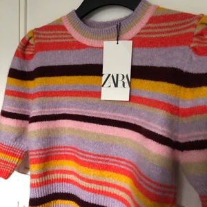 Stickad topp från Zara - En stickad tröja från Zara, i strl S! Helt oanvänd och prislappen sitter kvar🤎 Köparen står för frakt. 