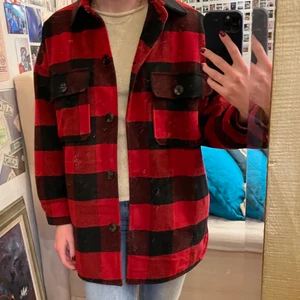 Rutig jacka - Säljer denna röd-svart rutiga jacka i storlek S, det är bara att höra av dig om du är intresserad❣️