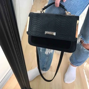 Fin väska  - Väska i fint skick som sälja för att den inte längre kommer till användning, lite skav på bandet men inget som jag tycker stör🥰