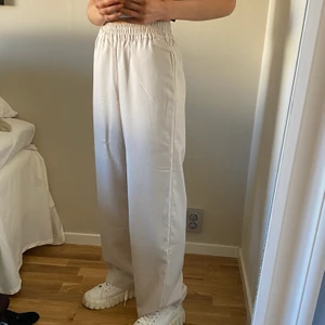Beiga långa byxor  - Säljer dessa snygga byxor från monki! Aldrig använda. 
