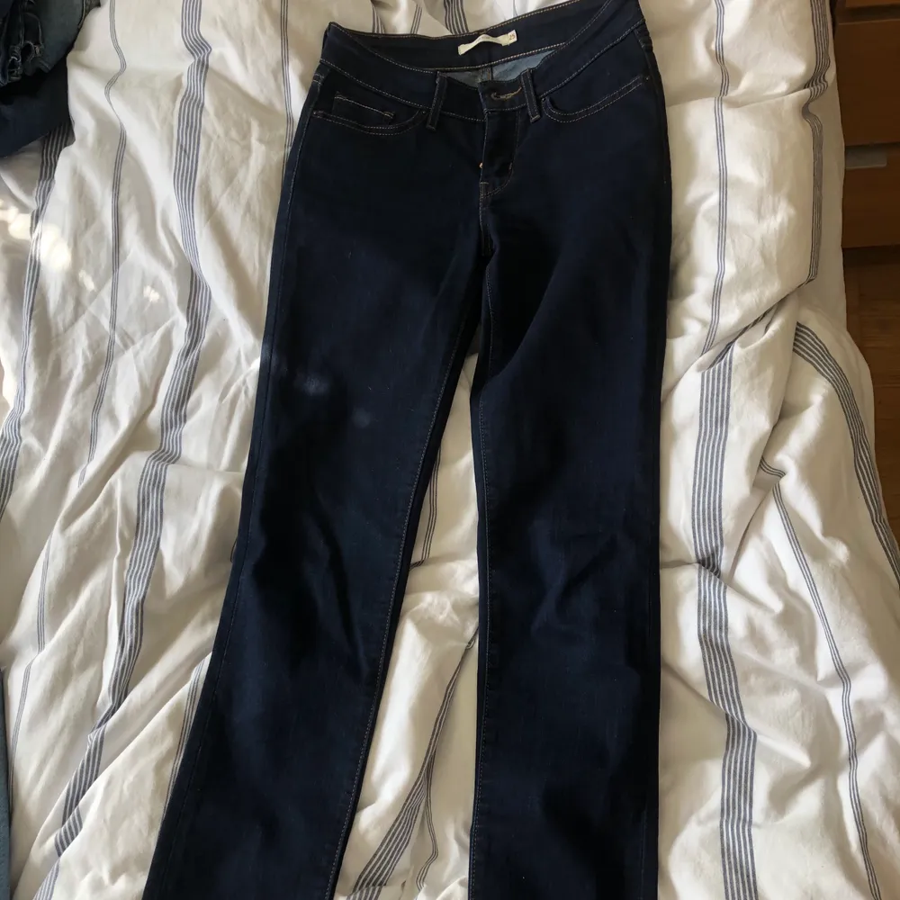 Väldigt fina Levis jeans i bra skick. Modell 712 slim. Jeans & Byxor.