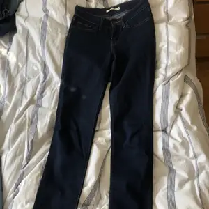 Väldigt fina Levis jeans i bra skick. Modell 712 slim