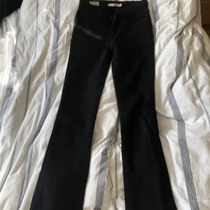 715 Levi's jeans bootcut - Låg midja, bootcut jeans, bra kvalitet och bra skick från Levi's. Modell 715. 