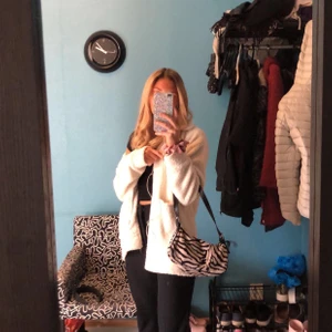 Teddy-jacka  - Supersnygg vit Teddy-jacka från Wednesday’s Girl, strl XS. Väldigt fint skick men tvingas sälja pga den blivit för liten för mig. Köpt från ASOS men den är tyvärr slutsåld nu. Köparen står för frakt