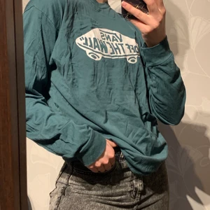 Vans ”of the wall” tröja - Modellen är 172cm och vägen 60kg. Först till kvarn gäller. Ingen budgivning sker på min profil