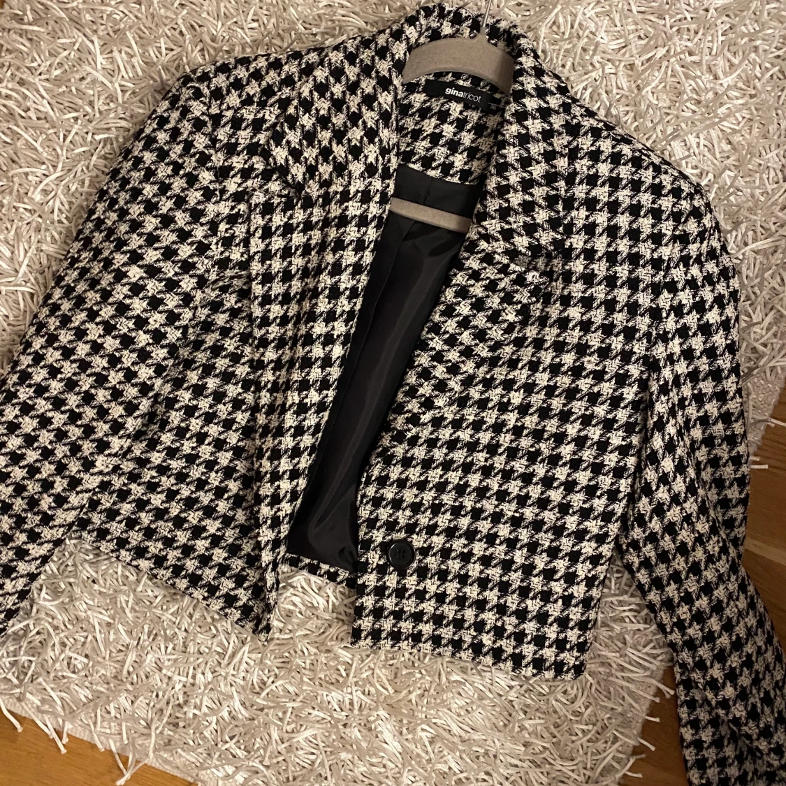 Svart-vit rutig kort kavaj i storlek 36 - 90