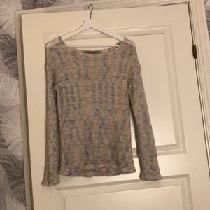 En stickad tröja - En stickad tröja med blandade färger, blå, grön, gul, vit och rosa💙💚💛🤍💗storlek S för 20kr + frakt❤️