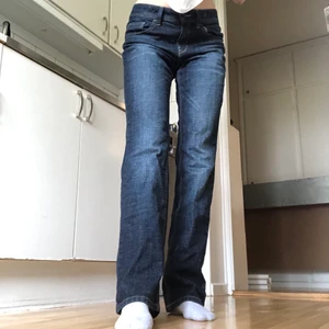 Mörkblåa Jeans  - Ett par mörkblåa raka jeans från esprit. Köpte de på sellpy men de har aldrig kommit till användning. Jag är 169 och har ofta Xs/S. Jeansen är i strl 29/34. Frakten kommer kosta extra (72kr) kan också mötas upp i centrala sthlm! Säljer likande jeans i ljusare färger!
