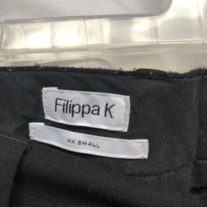 Filippa K byxor - Jätte fina byxor från Filippa K, säljer pga av går inte till användning. Sorlek XSS men dom funkar jätte bra på mig som XS också- inte alls tajta. Längden är superbra på dom. Kan skicka mer bilder privat om du är intresserad🥰 Buda från 500kr⭐️
