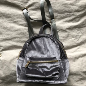 Ryggsäck i samet - Säljer min lilla fina ryggsäck, men som tyvärr inte är min stil längre! Så gott som ny, frakt ingår 