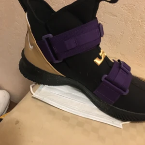 Basket skor - Storlek 44 använd 3-4 gånger Nike LeBrons