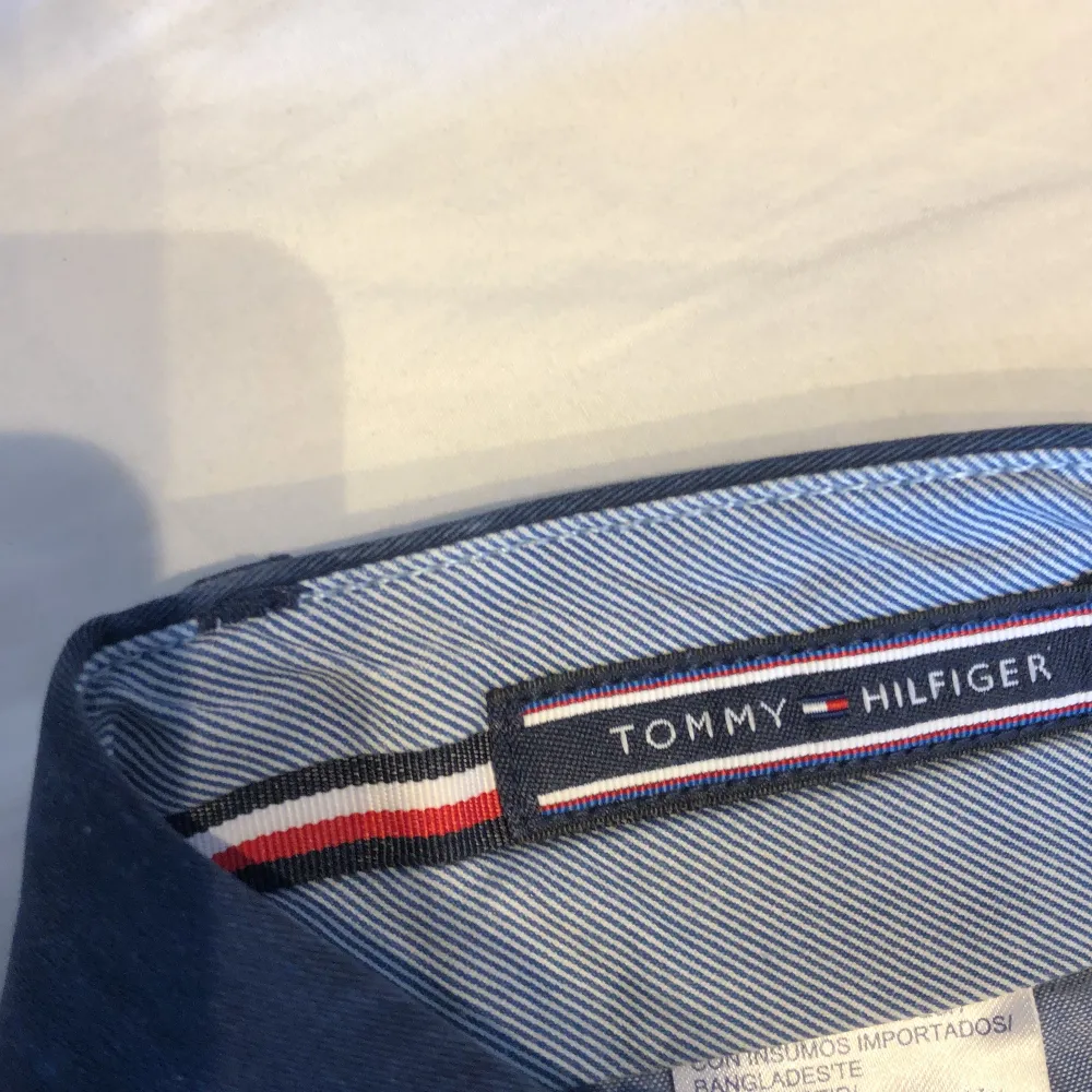 Snygga Tommy hilfiger chinos i marinblått condition är runt 8,5/10 använda 2 gånger nypris 1100. Jeans & Byxor.