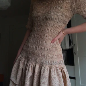 Söt sommarklänning från A view! - Ljusrosa sommarklänning med små röda hjärtan! Storlek M/L men väldigt liten i storleken så passar mig som vanligtvis är S