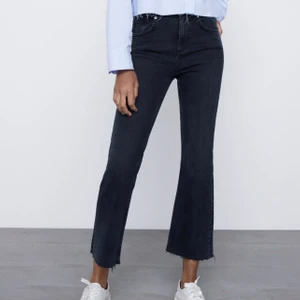 Flair cropped zara jeans  - Säljer dessa jättefina midwaist gråa jeans från zara. Säljer dem då de tyvärr är lite för korta för mig som är ca 171. Helt oanvända. Dem är i storlek 36 men passar perfekt för mig som alltid har 34 annars.