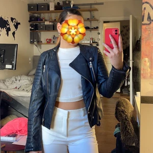 Skinnjacka  - Skinnjacka, ”Moto jacket”, från chiquelle i strl xs-s. Sitter perfekt på mig som är en vanlig 36:a och är 170cm. Super fin och skön nu till våren!🌸