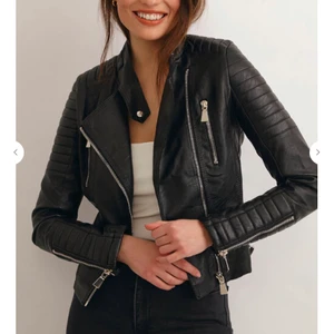 Moto jacket, chiquelle  - Skinnjacka från chiquelle i storlek 38, men är mer som en storlek 36 (S) då den är rätt liten i storleken. Nypris 700kr. Helt oanvänd och priset kan diskuteras! Köparen står för frakten :)