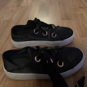 Säljer mina coola satin sneakers från johnny bulls. Något använda men sulan går att få mer rent. Storlek 38. 200kr + frakt 