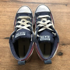 Låga Converse - Äkta låga Converse med USA flaggan, använda vid något tillfälle (därav lite smutsiga), inte testat & göra rent dom men det är säkert inga problem✨ Storlek 38