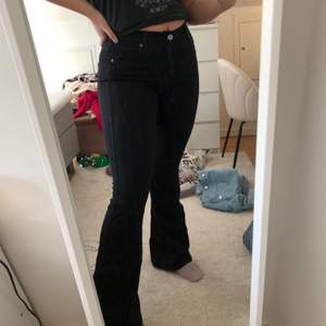 Svarta bootcut jeans från dr denim i storlek M/32. 32 är längden i jeansen, vilket är mitten längden. Säljer pågrund av jag inte använder längre. 