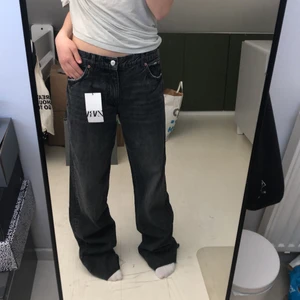 Zara mid Rise!! - Asballa mid rise jeans från Zara som tyvärr är någon storlek för stor på mig :/ Gillar verkligen dessa, så därav byter jag de gärna mot samma jeans i storlek 34... men det går även att köpa de🤠 Dessa är helt nya och med lappen kvar, modellen ”90’s full lenght”. Kontakta mig vid frågor💕👊