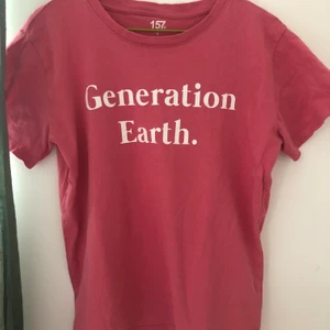 T-shirt - Rosa t-shirt med trycket ”Generetion Earth.” Använd ngr gånger men inte längre. 30kr+frakt💛