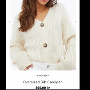 Stickad cardigan - Beige cardigan med 3 bruna knappar. Den är använd och är därför lite urtvättad men var dock det redan från början (den är lite urtvättad som ny också). Storleken på hemsidan är onesize men sitter som storlek S/M. Köpt för 399 kronor.