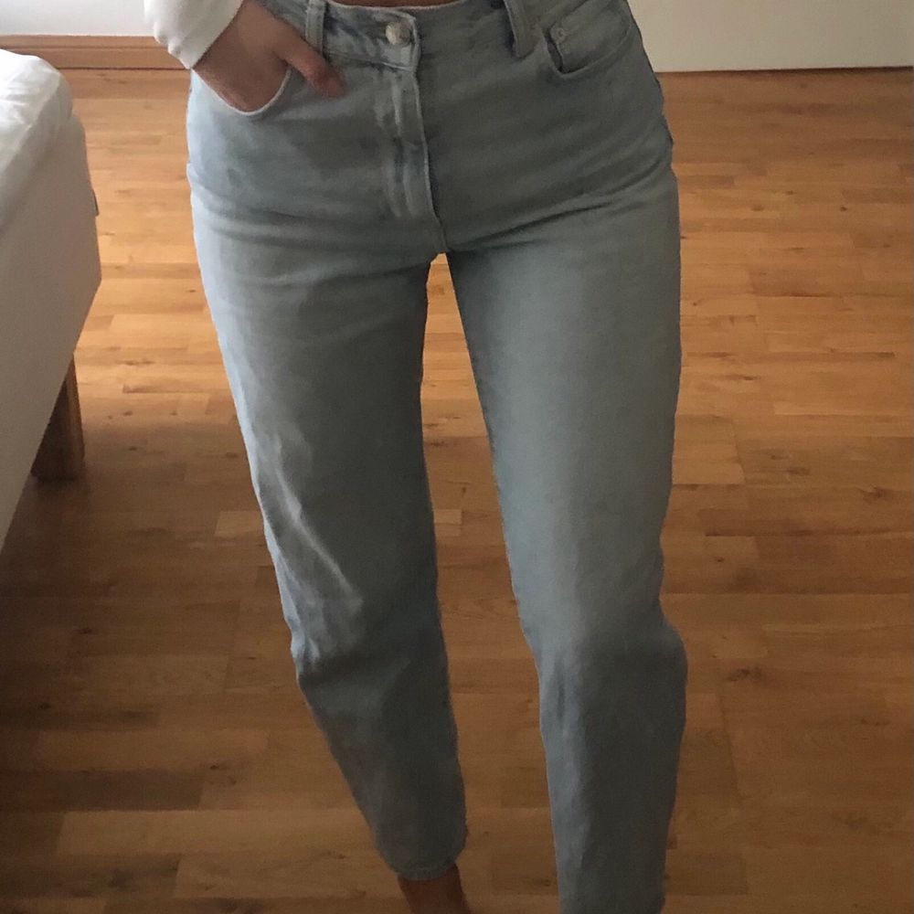 Jättefina jeans från Gina Tricot! Raka i modellen, högmidjade och perfekt ljusblå färg! Passar till allt och sitter jätteskönt💖 Säljer då jag växt ur dem. Köparen står för frakt💘 Hör av dig för intresse eller fler bilder🌟 . Jeans & Byxor.