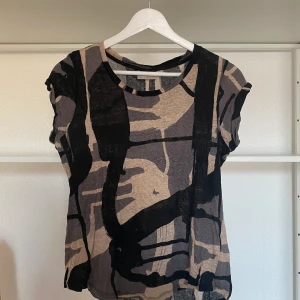 T-shirt i linne-material - T-shirt i skön linne-kvalitét. Mönstrad.