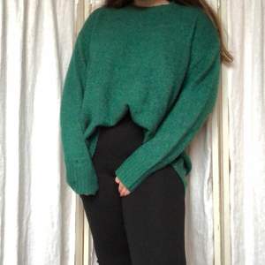 Extremt skön stickad grön oversized tröja från Zara. 🍃Den går både att stoppa in eller ha overzised. Nästan helt oanvänd och därför superfint skick! Köparen står för frakten💚