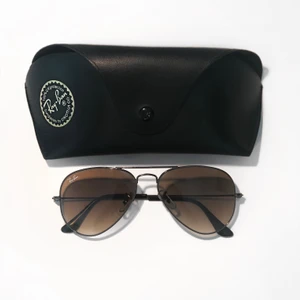 Rayban solglasögon - Säljer dessa snygga glasögon för de är lite små på mitt ansikte❣️ Modellen heter: ”RB 3025 aviator large metal 004/51” ✨