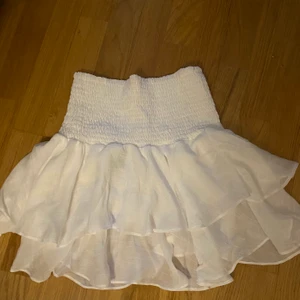Vit kjol  - super fin å trendig vit volang kjol! Bra skick då den aldrig är använd ✌🏼