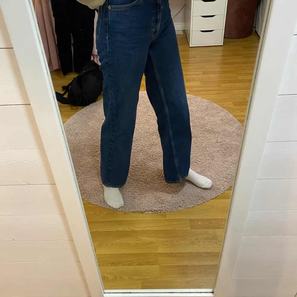 Blåa vida jeans från monki. För små på mig :(. Jeans & Byxor.
