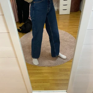 Monki jeans - Blåa vida jeans från monki. För små på mig :(