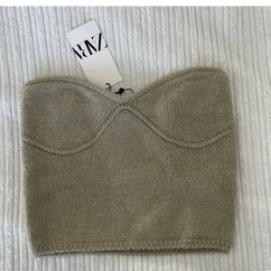 En så fin stickad kort topp/linne från zara! - (Lånad bild) en så fin stickad grön topp fårn zara, superpopulär men är för stor för mig tyvärr⭐️den har prislapp kvar och aldrig använd, skirv vid egna bilder! Buda!❤️