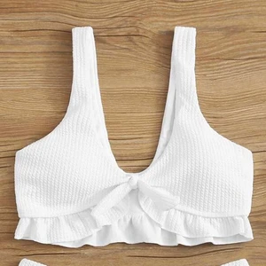 Snygg vit bikini överdel till sommaren - Aldrig använd, och är i mycket bra skick❤️ Köp direkt 100 kr med frakt inkluderat!