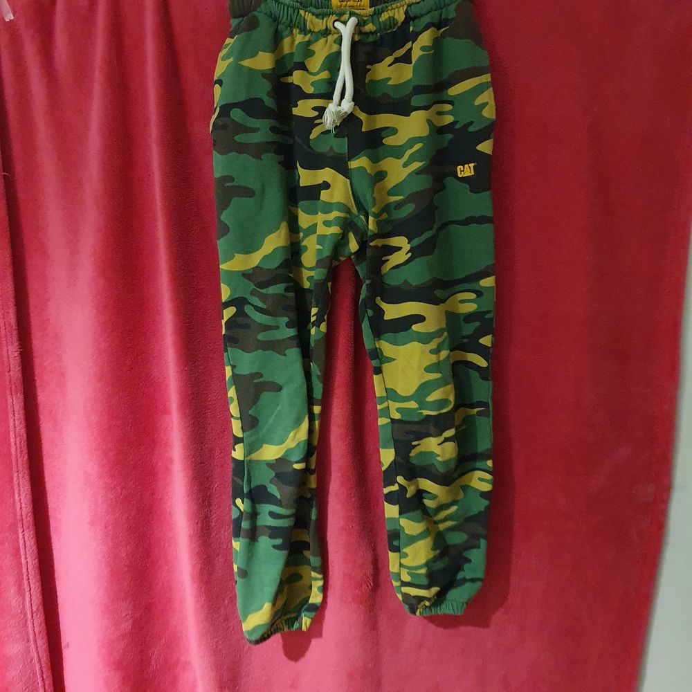 Camouflage sweatpants från caterpillar. Jeans & Byxor.