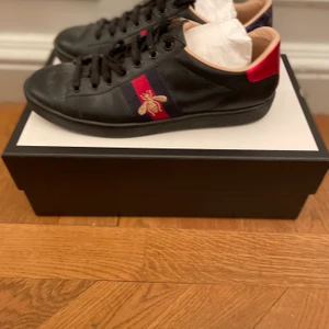 Gucci ace sneakers black uppe för byte och köpes - Gucci ace black Endast använda 1 gång på begravning säljes för att jag ej har användnig av dom längre men även för små Äktshet bevis finns. 