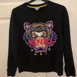 Kenzo tröja storlek M men passar även S - Den är äkta köpt i johnells. Den är som ny är köpt för inte så länge sen. Säljer nu den för att den är inte till användning. Säljer för 1300+frakt  nypris 2100. 