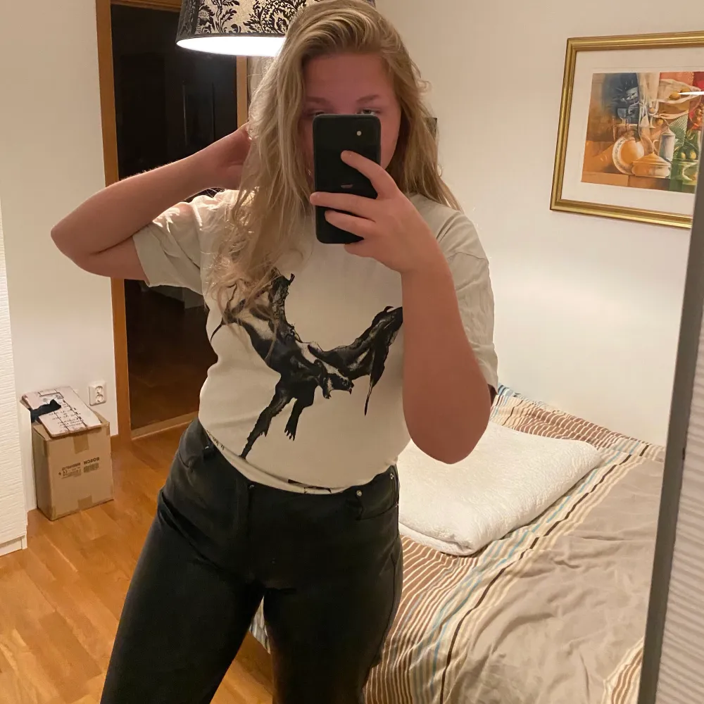 En snygg, beige, oversized t-shirt från H&M (manavdelningen)🤍. T-shirts.